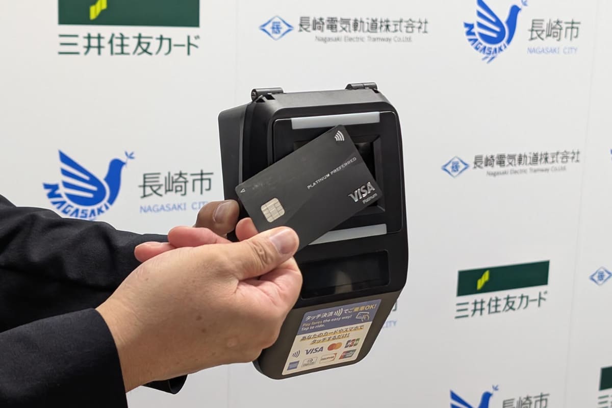 実証実験開始時には路面電車の後ろ扉付近と運転手横の運賃箱付近にこのような装置を取り付けて“タッチ乗車”に対応する