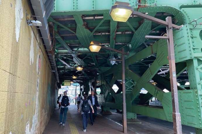 JR高架下の歩行空間