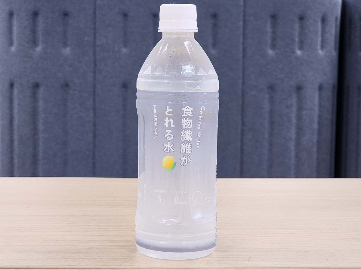 商品ラインナップには「食物繊維がとれる水 すきとおるレモン」もあります。こちらはたんぱく質と違いもったり感はなく、より飲みやすかったです