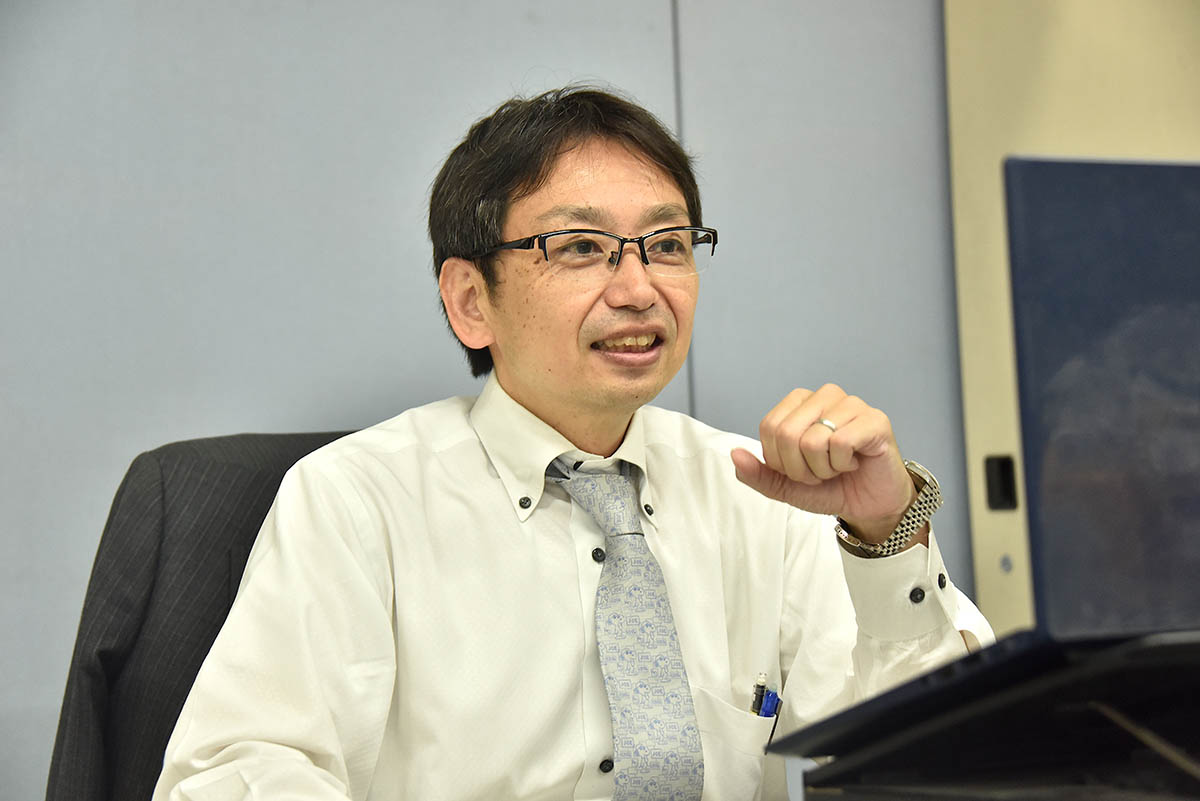 インタビューにこたえる増田賢二さん