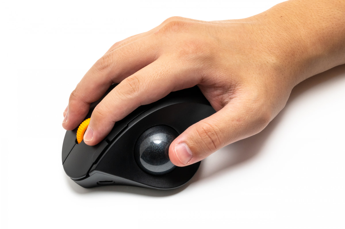 実際に手で操作しているところ。男性の平均的な手のサイズで違和感なくフィットする