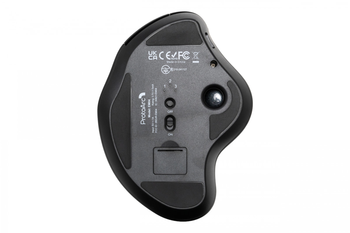 本体底面。電源スイッチと接続切り替えボタンを備え、最大3台のデバイスを切り替えて使用可能