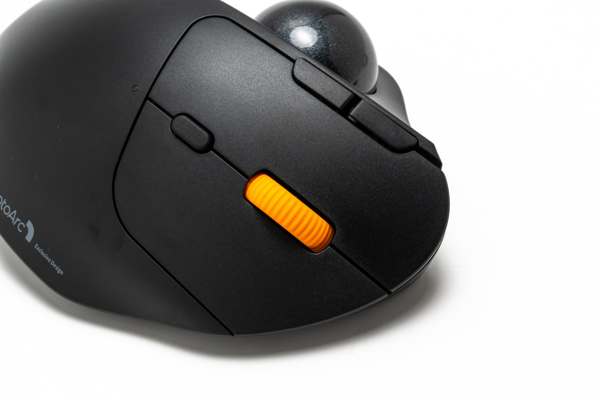 クリックボタンは静音仕様で、左クリック横に2つのサイドボタンも備える