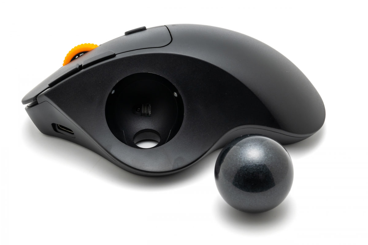 34mm径のトラックボールは簡単に取り外し可能。交換用のボールに差し替えてカスタマイズもできる