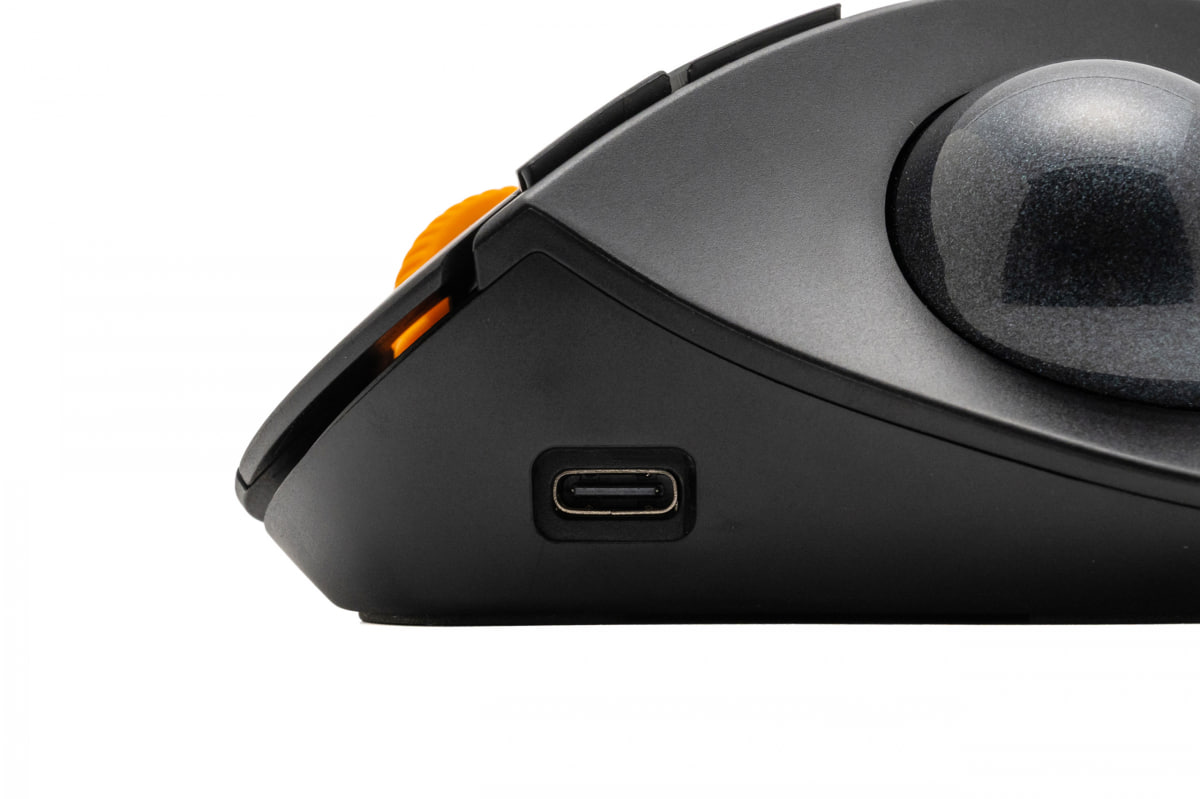 USB Type-Cポートを搭載し、バッテリーは本体内蔵型。ケーブルでの有線接続には非対応