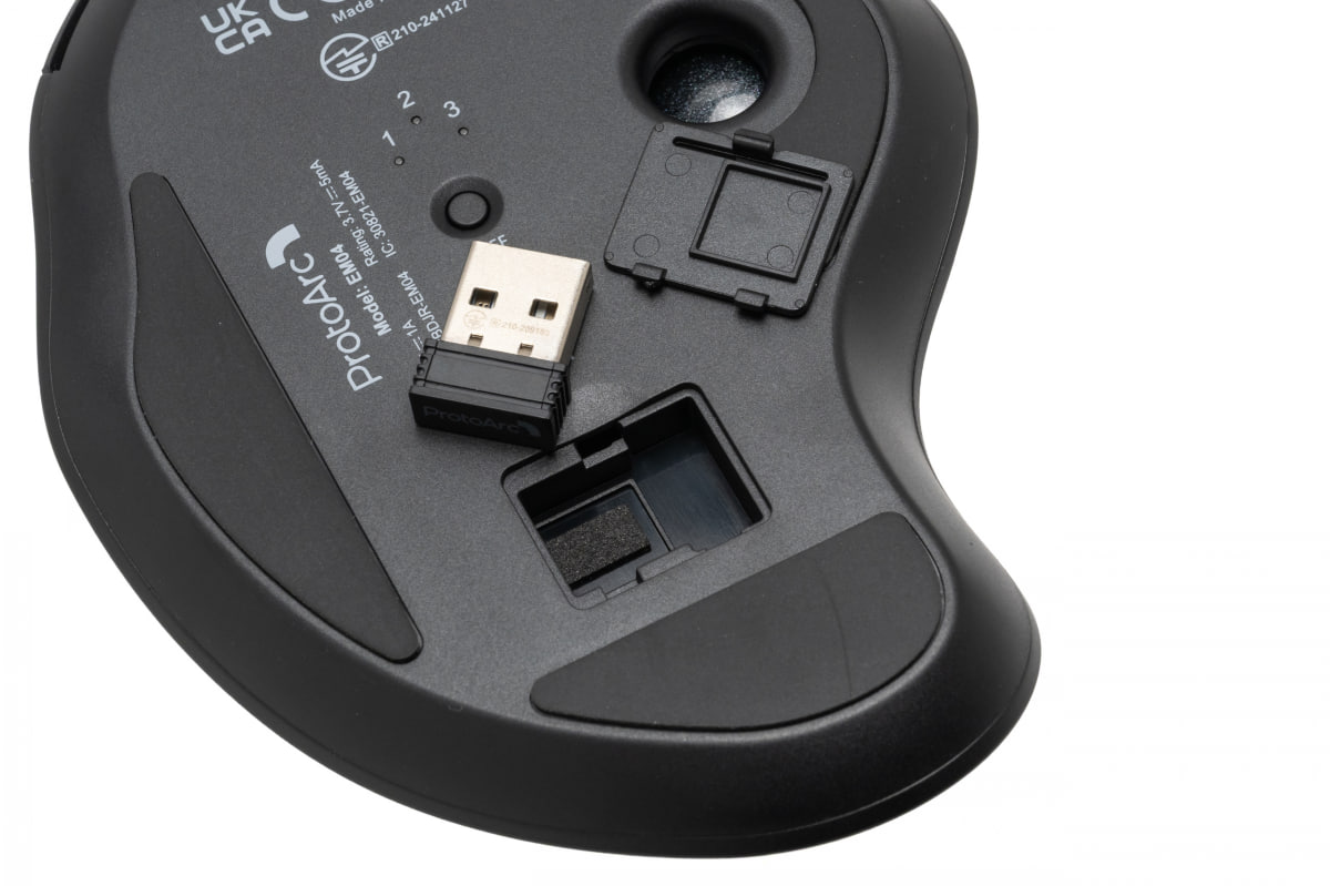 USBレシーバーは底部に収納可能