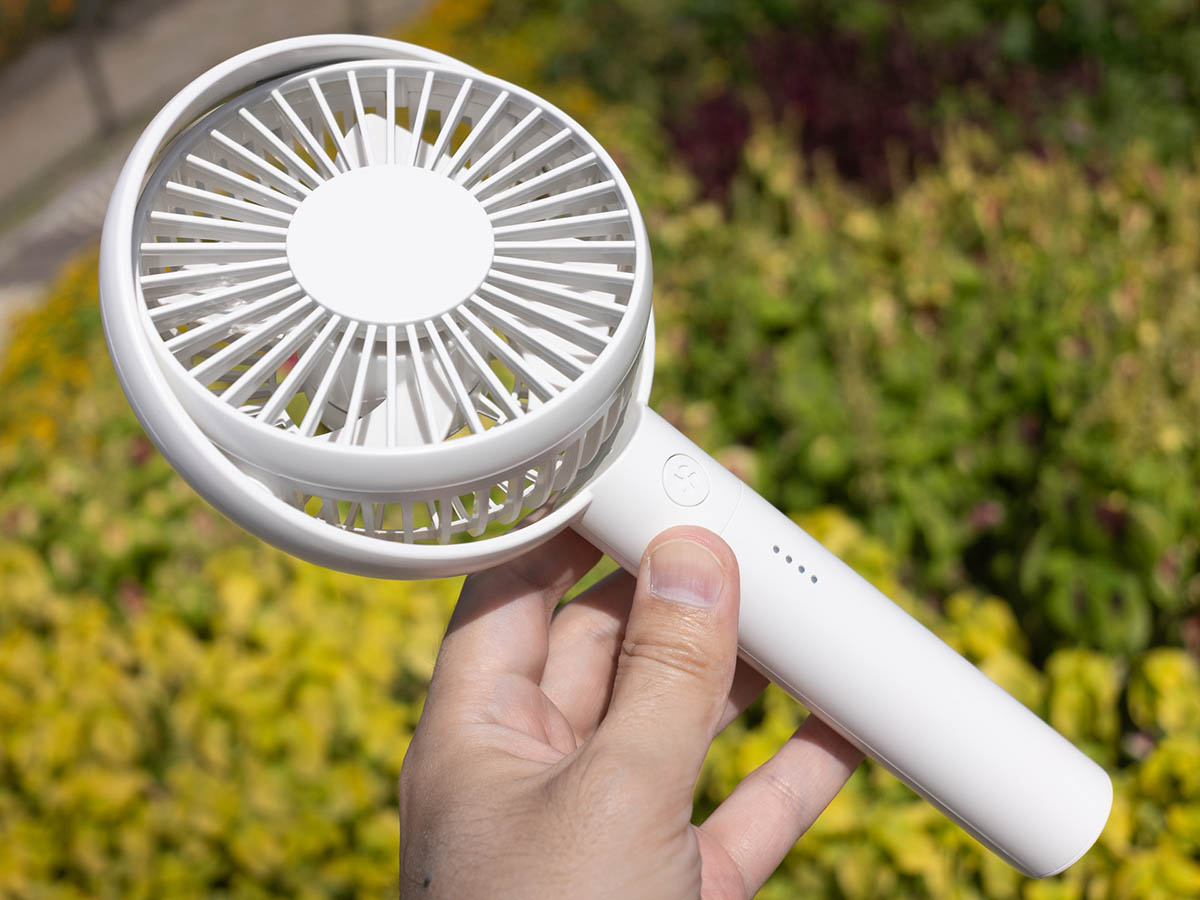 無印良品の「角度が変えられる充電式ハンディファン」(1,990円)