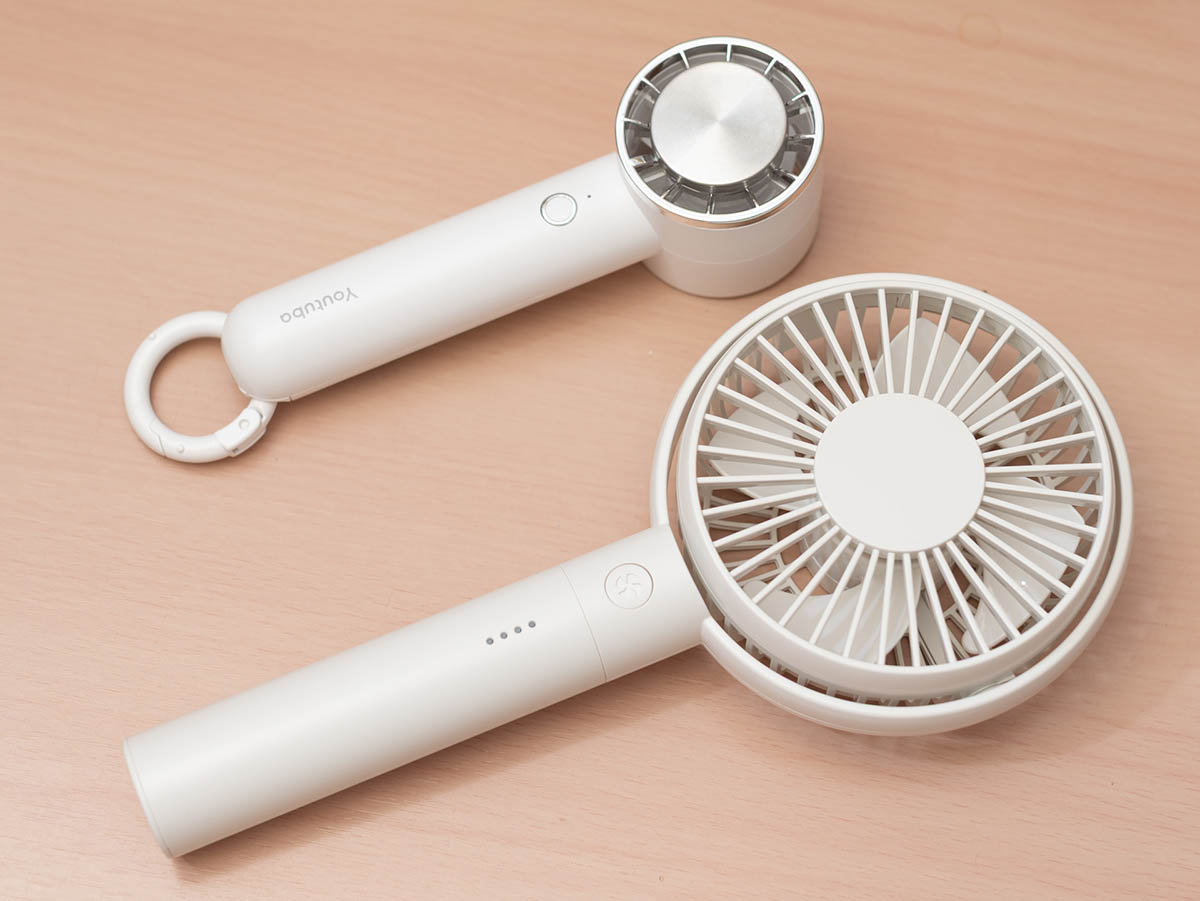 筆者が以前買った小型ハンディファン(上)に比べると、本機は結構大きめ。簡易に測ったファンの直径はそれぞれ約43mmと約92mmでした