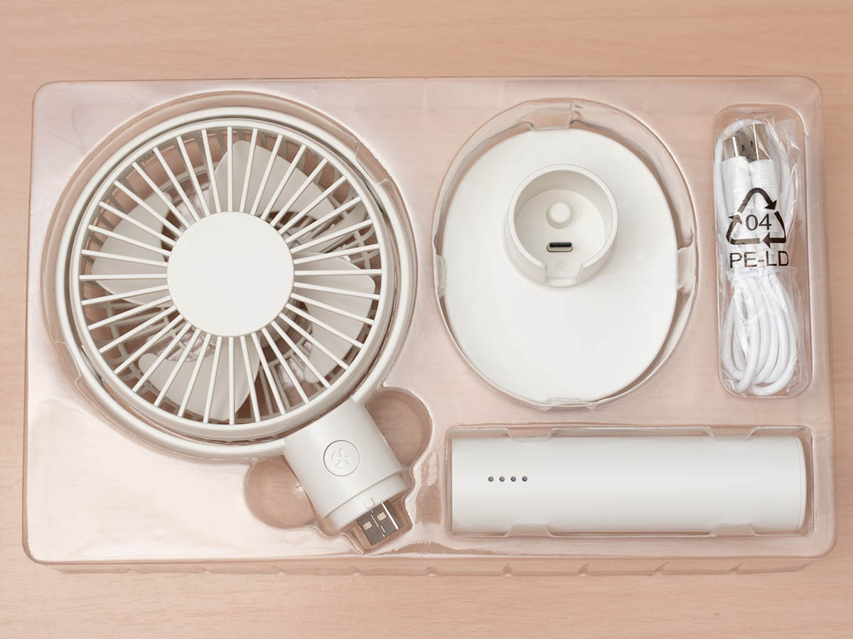 パッケージの中身。USBケーブルはA to Cで、長さは1mほど