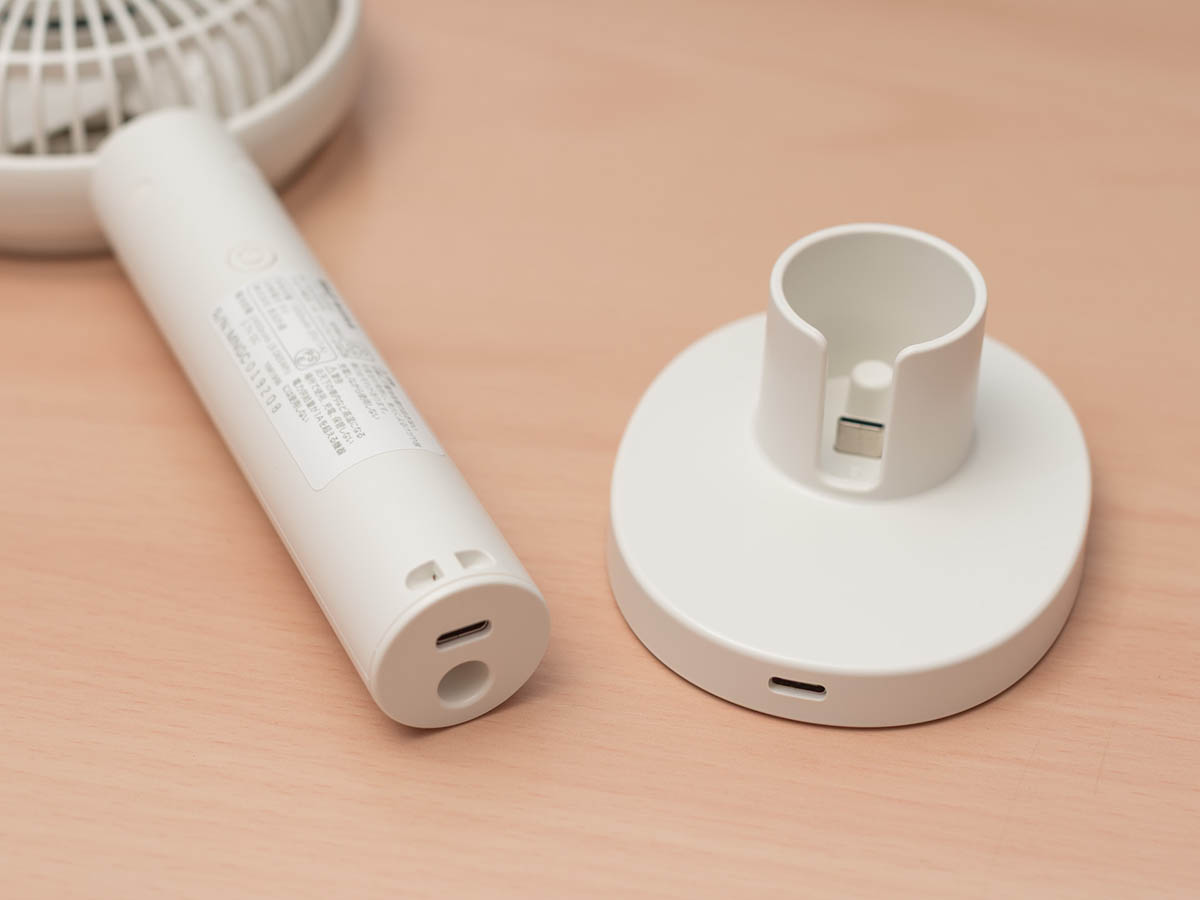 USB Type-C端子の充電スタンドも付属します