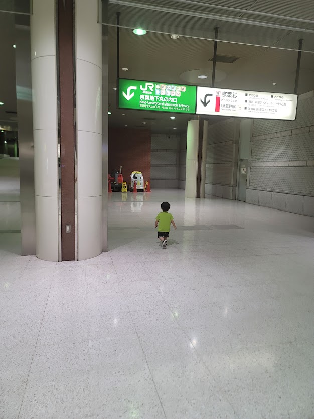 JR東京駅の京葉地下丸の内口は、国際フォーラムの地下経由で東京メトロ有楽町線ともつながっており、外に出ることなくアクセスできます。JRからも有楽町駅を出てすぐのビックカメラに入れば地下にたどり着きやすいです