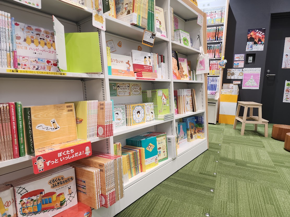 有明ガーデン「丸善」には、靴を脱いで入るキッズスペースがあり、絵本の試し読みや公文の知育玩具をお試しで利用できます