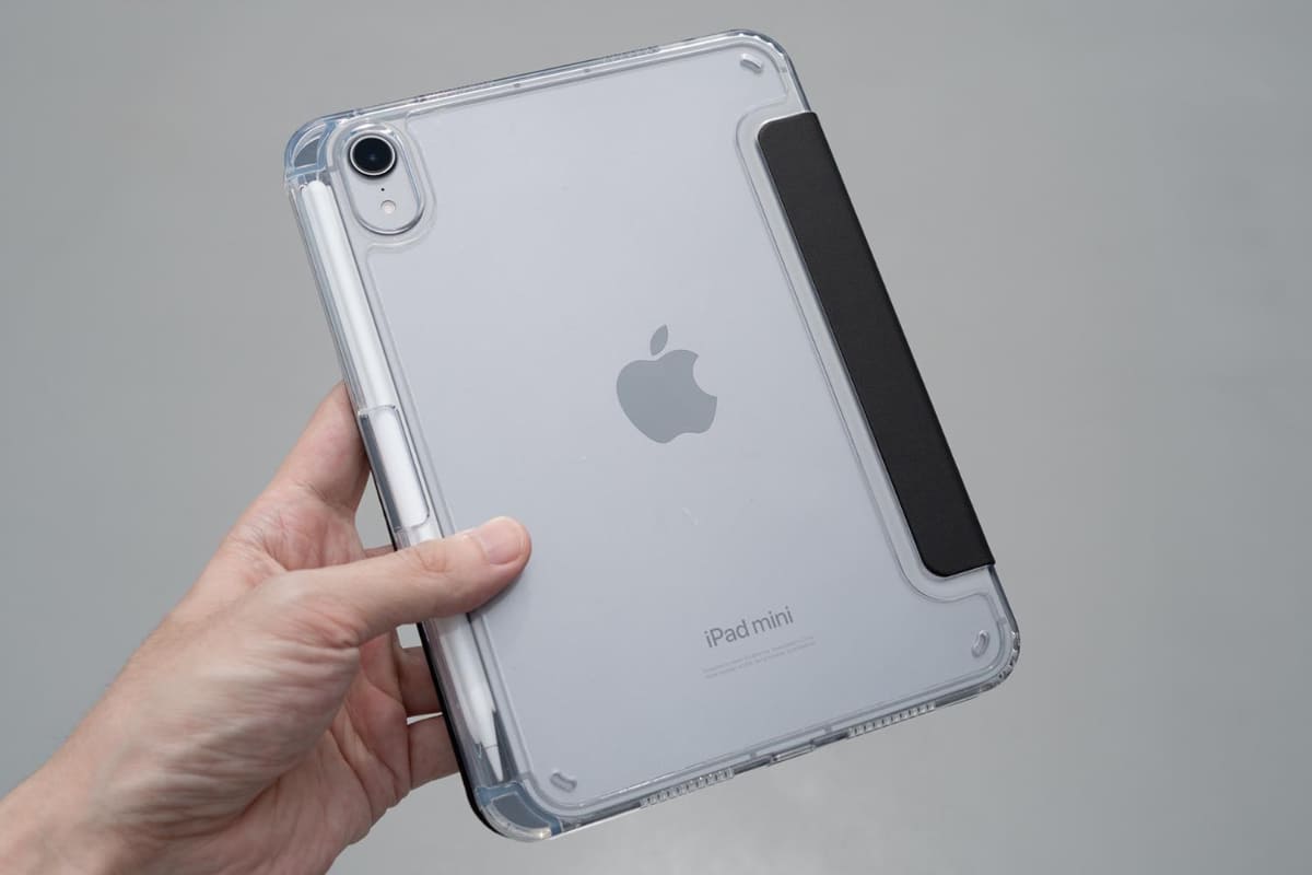 カバー背面にチルト機構などがなく、増えた機能性のわりに重量が増えていないのが魅力。