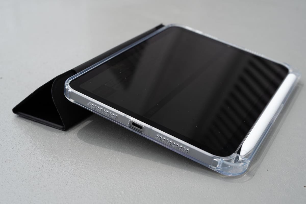 向きを変え、ソフトウェアキーボードの入力に便利な角度に。