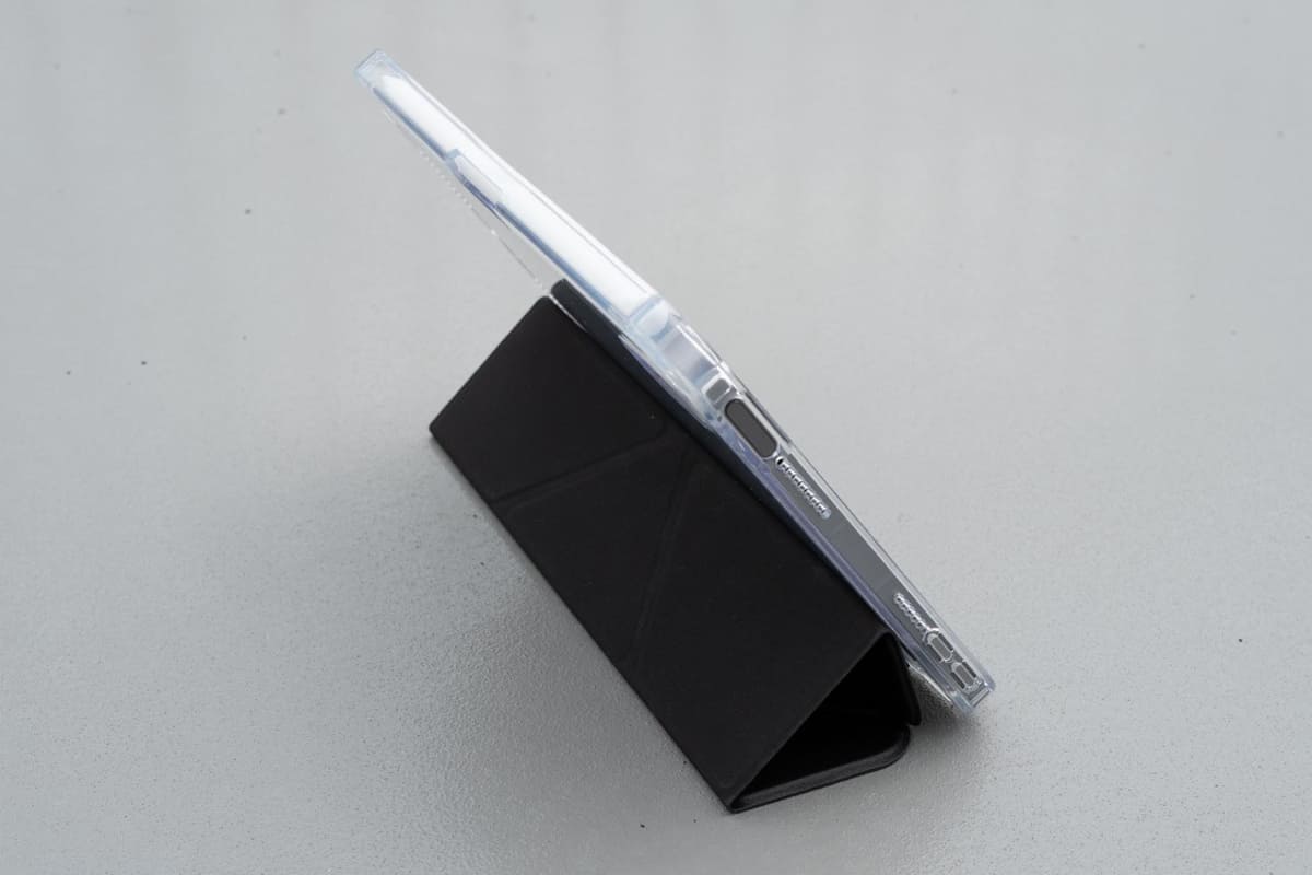 純正ケースにもある、横向きスタンド状態。