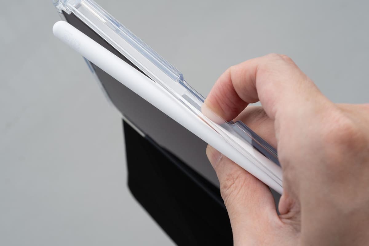 Pencilは背面から押して取り出す。