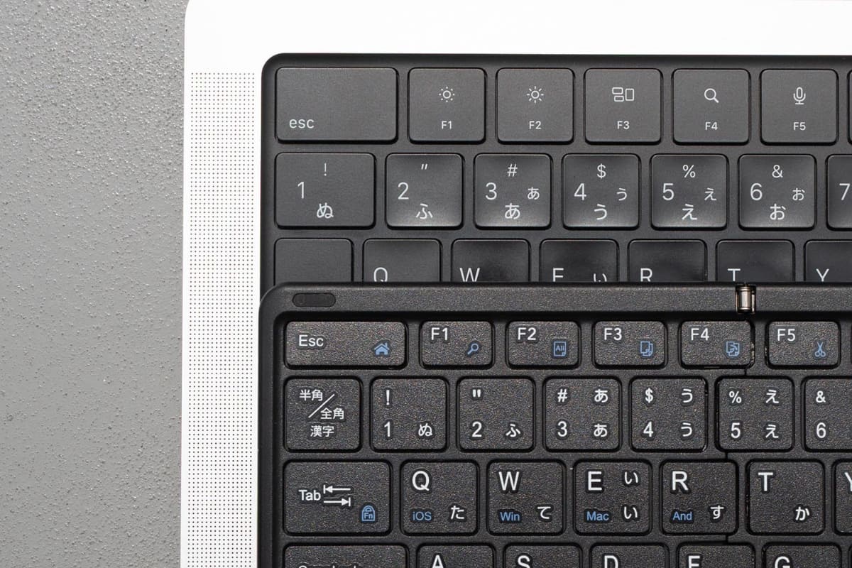 左上にクローズアップ。Macにはない「半角/英数」キーが鎮座している。