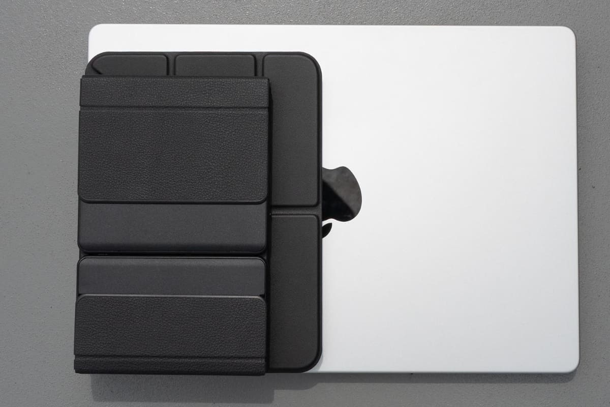 上から、Omikamoキーボード、iPad mini(第7世代/ケース&Pencil付き)、MacBook Pro 14インチ