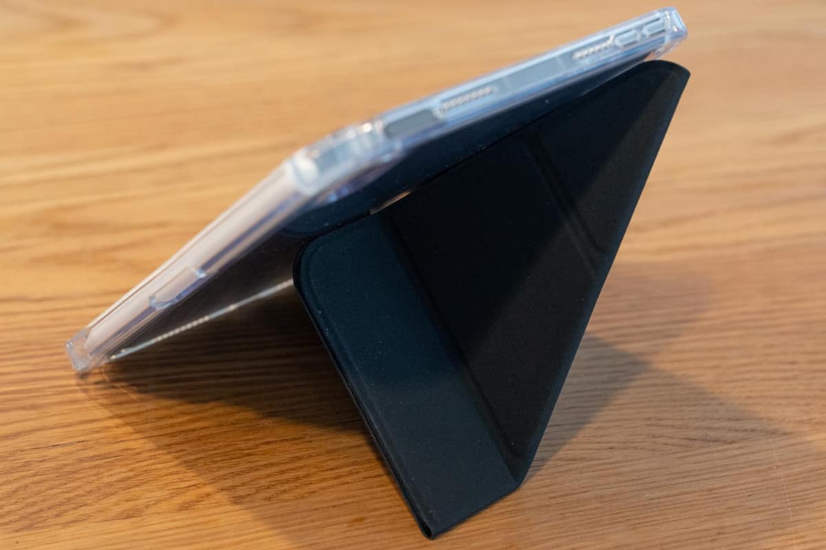 縦向きに立てたところ。縦置きのために1つも部品を増やしていない(＝重くなっていない)のが賢いと思った。