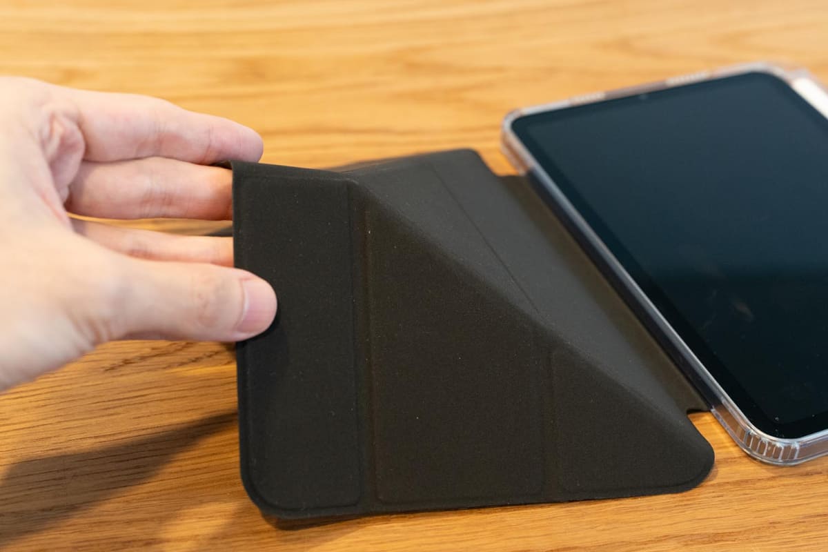 斜め方向にも折り目があり、iPad miniを縦向きにも立てられる。