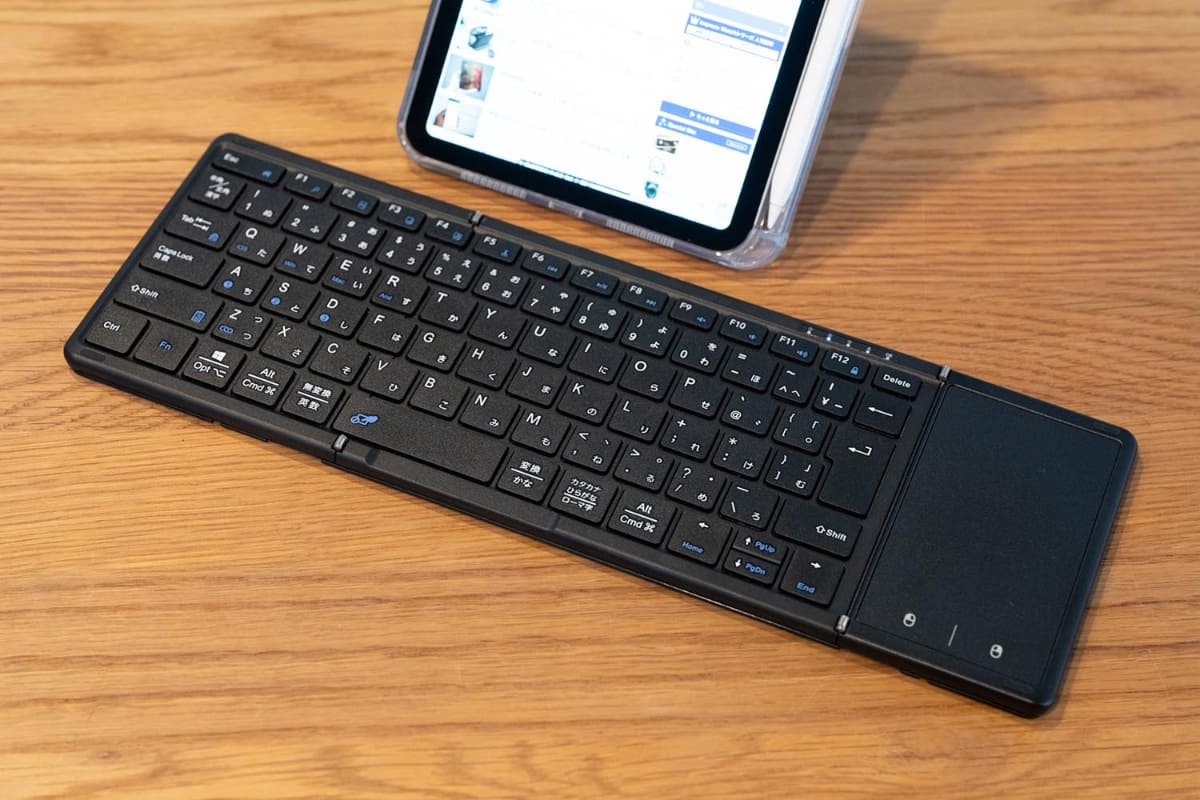 購入したOmikamoキーボード。タッチパッドもついている。