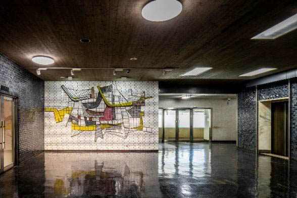 辻晉堂氏による泰山タイル壁画と磁器質タイルの原位置保存(旧横浜市庁舎写真)