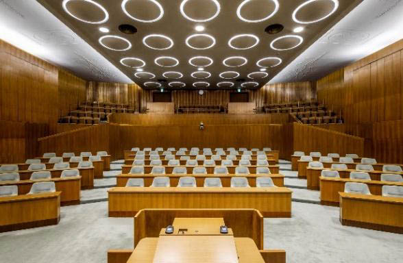 旧市会棟本会議場議員席をラウンジとレストランで再利用(旧横浜市庁舎写真)