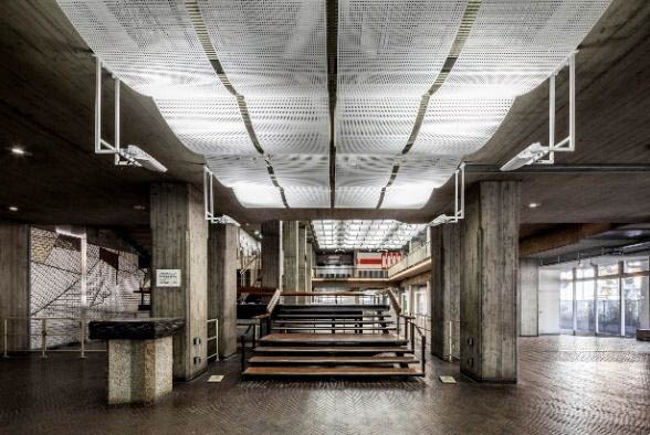 旧行政棟既存柱・拍子木タイル床(一部再現)の活用。洋画家佐藤亜土氏作品の補修復元展示(旧横浜市庁舎写真)