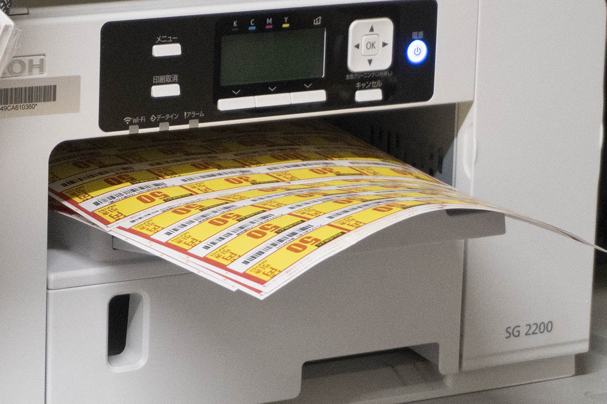 設置されたプリンターで値引きシールをプリント