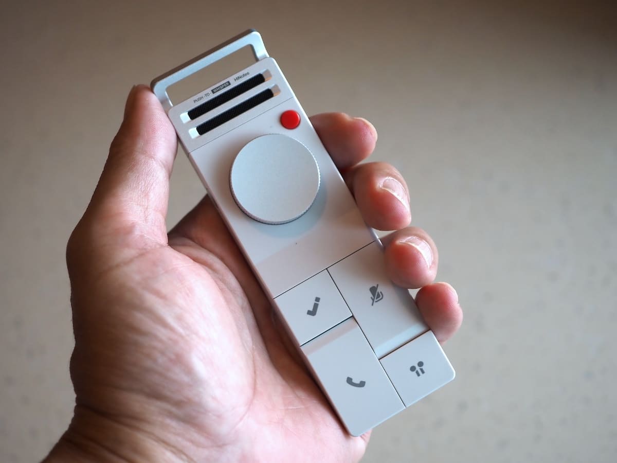 片手で操作するのに程よいサイズのAIボイスレコーダー
