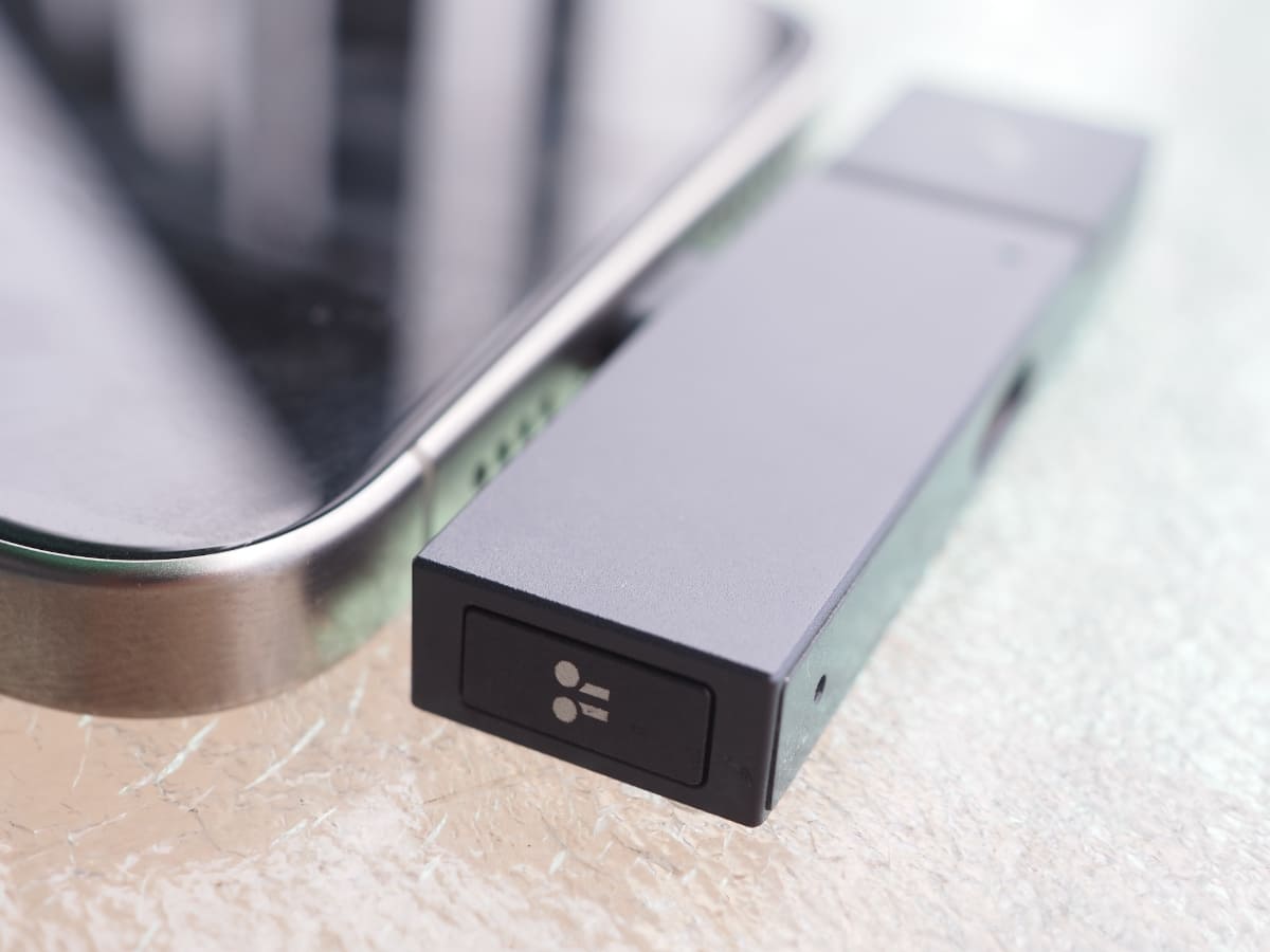 アプリでペアリングしたワイヤレスイヤフォンは、本体側面の「イヤフォン」ボタンを押せば、すぐに接続される