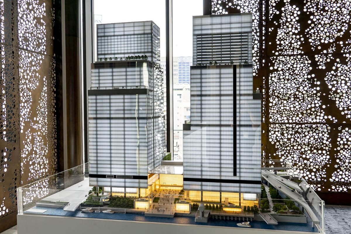 ブルーフロント芝浦のツインタワー完成イメージ模型。左がTOWER S、右がTOWER N