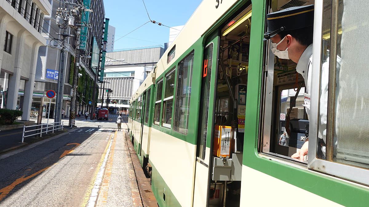 8月2日をもって廃止となった猿猴橋町停留所。ホームは極度に狭い(写真はすべて営業当時の7月撮影)
