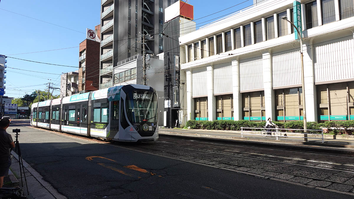 旧ルートの猿猴橋町停留所に進入する連接車両