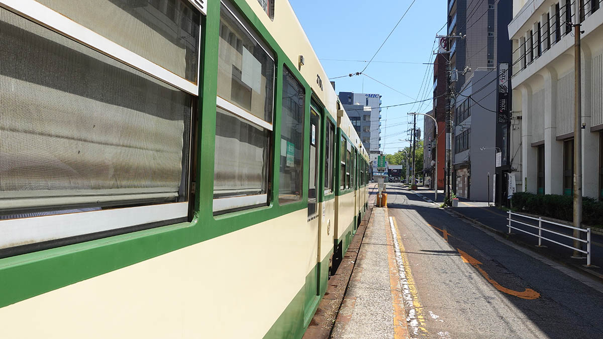 猿猴橋町停留所。クルマは少ないが、ホームが細くて待つのが若干怖い