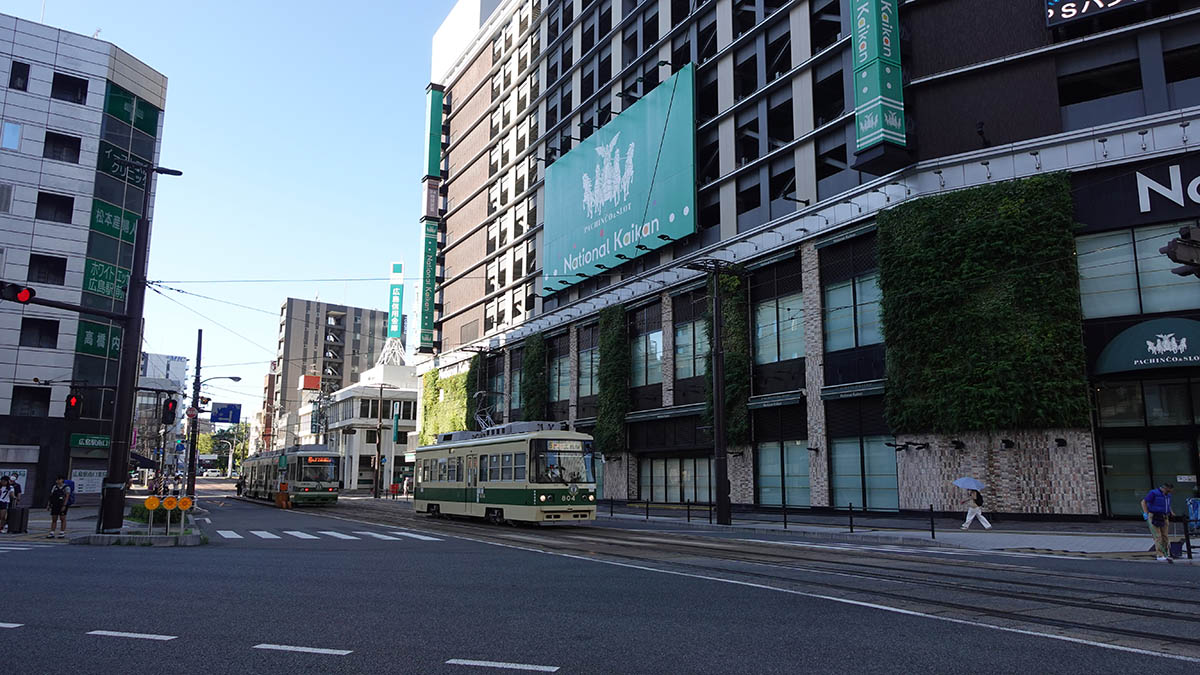 猿猴橋町停留所を、北側(広島駅)から眺める。右側の「ビッグフロントひろしま」に繋がるペデストリアンデッキが建設中