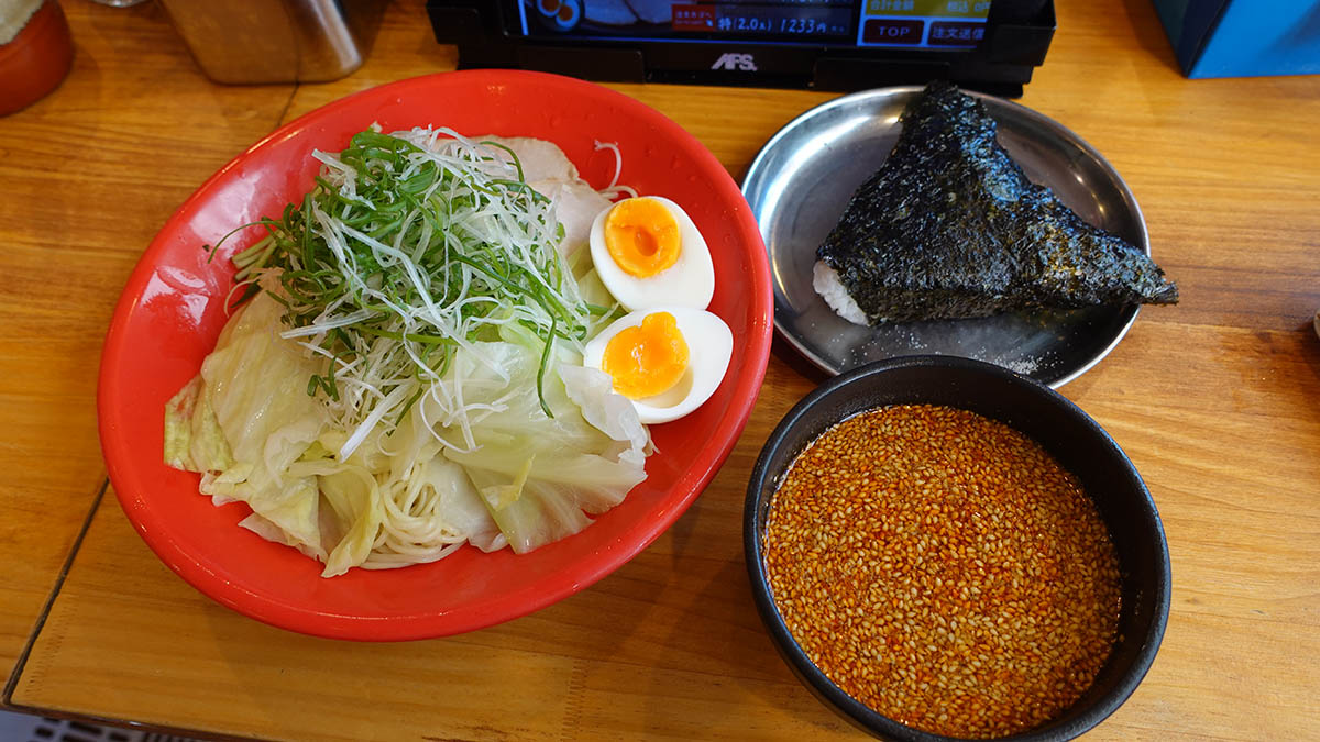 広島県内を中心に展開するつけ麺の「ばくだん屋」。広島駅構内に支店がある