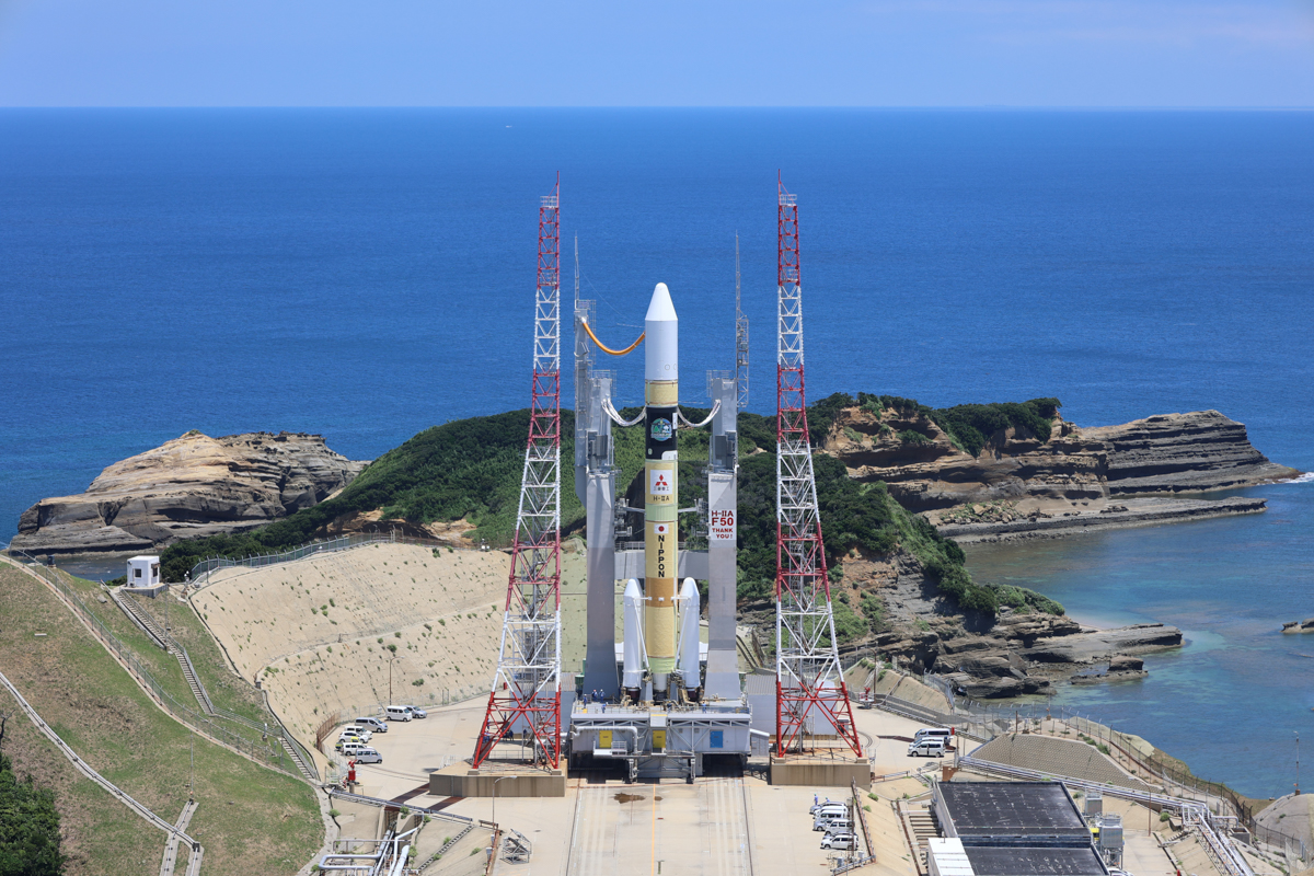 機体移動を終えたH-IIAロケット50号機(Credit：JAXA)