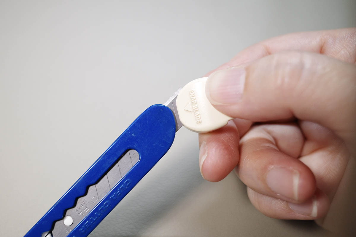 カッターナイフの刃を折るのは怖い……