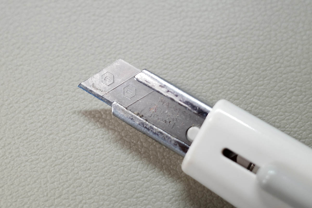 刃がこんなふうにベタベタならすぐに折りましょう!