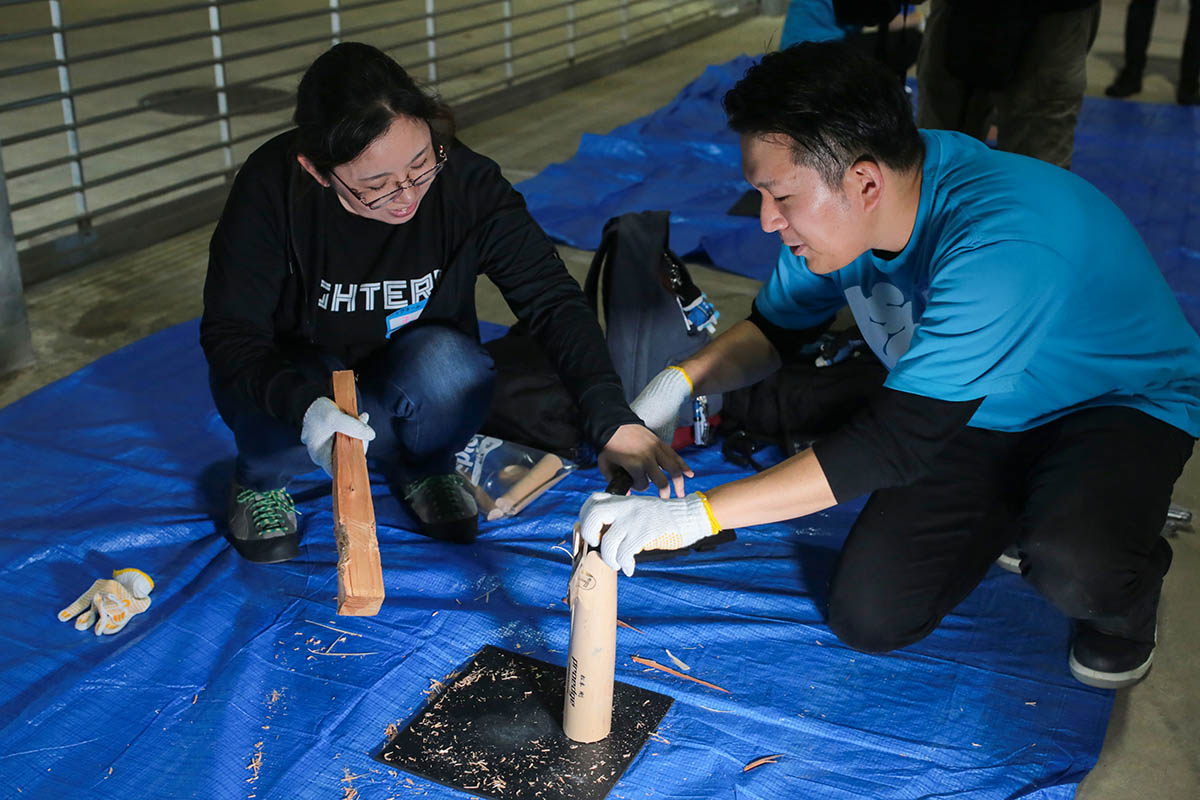 イベントでバットを加工している様子
