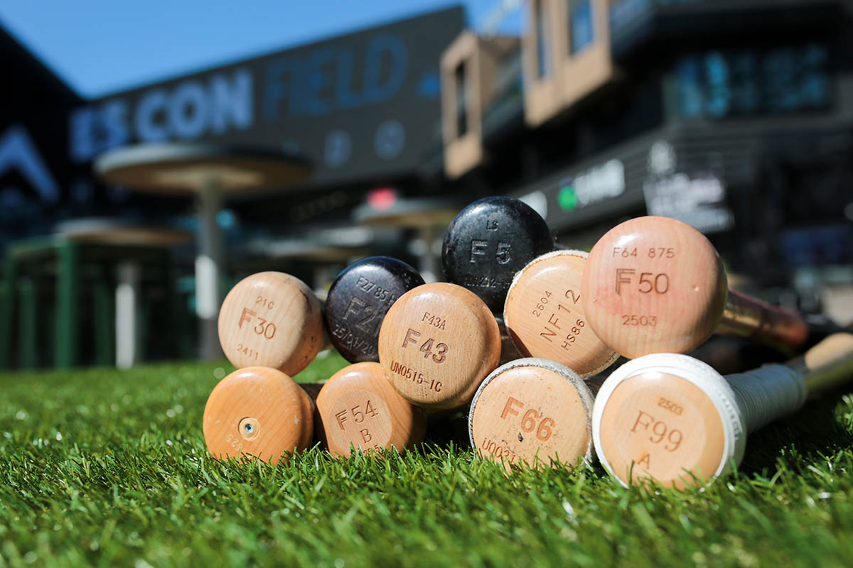 25年にビールに使用する10本の折れたバット