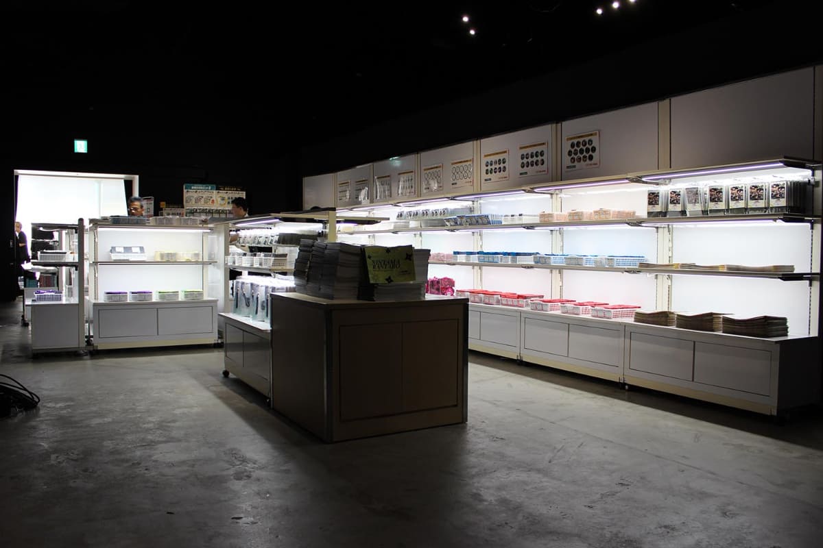 グッズ販売コーナーは、結構数を用意されている印象でした(開催前日の様子)。卒業生のグッズ化、おめでとうございます!