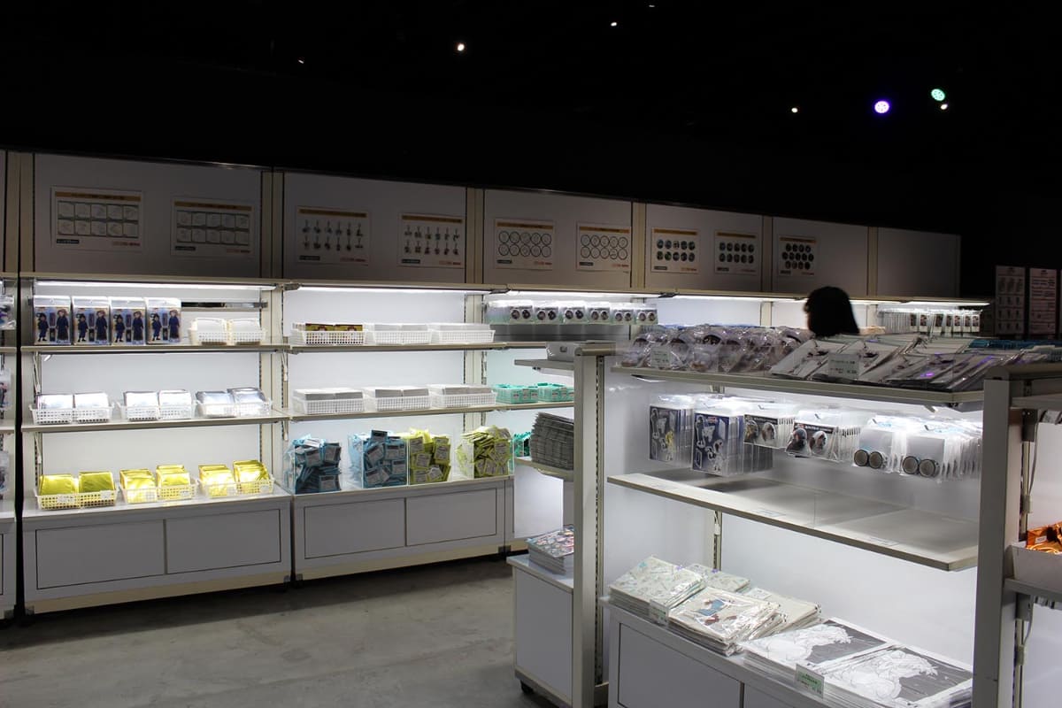 グッズ販売コーナーは、結構数を用意されている印象でした(開催前日の様子)。卒業生のグッズ化、おめでとうございます!