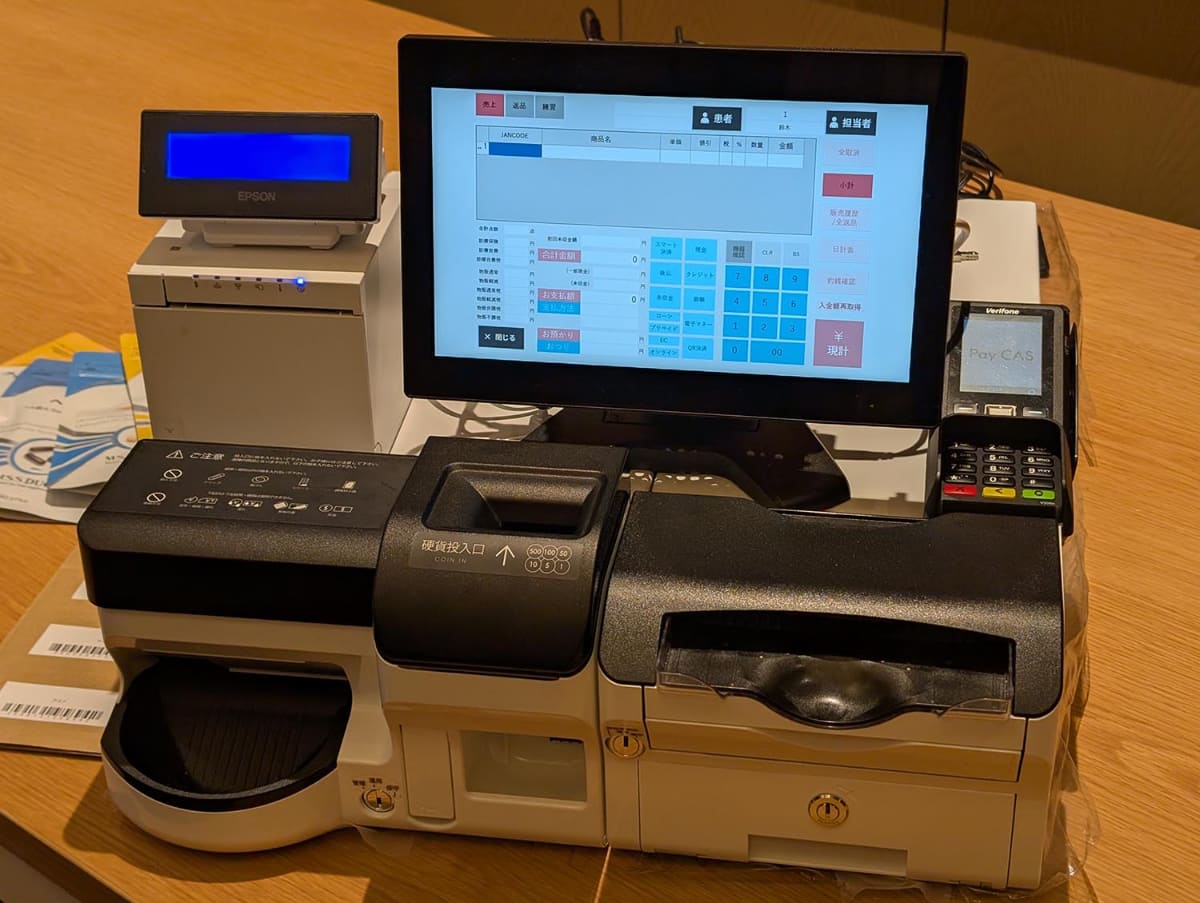 SB C&Sの医療機関向けPOSレジソリューションの「PayCAS POS for clinic」。富士電機の自動釣銭機を組み合わせた写真のフルセット価格は136万円。自動釣銭機の相場から考えると、かなりのお値打ち価格といえる