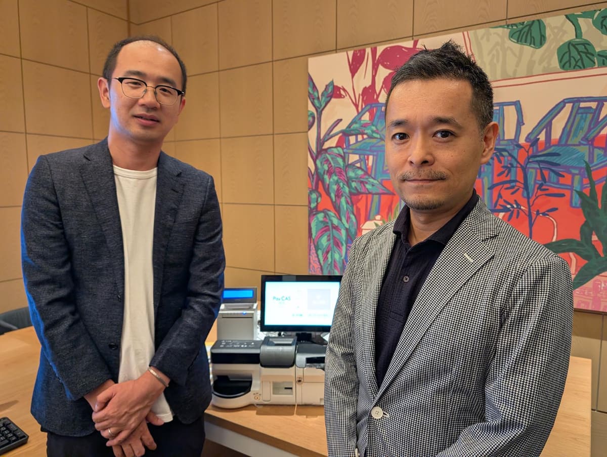 SB C&S執行役員 新規事業担当兼サービス開発事業本部長の本松晋作氏(右)と同サービス開発事業本部 FinTech本部事業推進統括部医療DX推進室室長代行の程君氏(左)