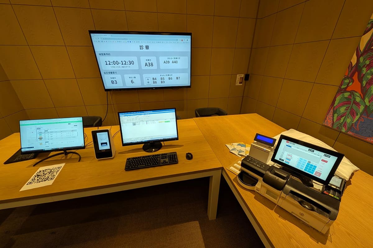 3社連携システムのデモンストレーション。左からレイヤード、ウィーメックス、SB C&Sのデモとなる