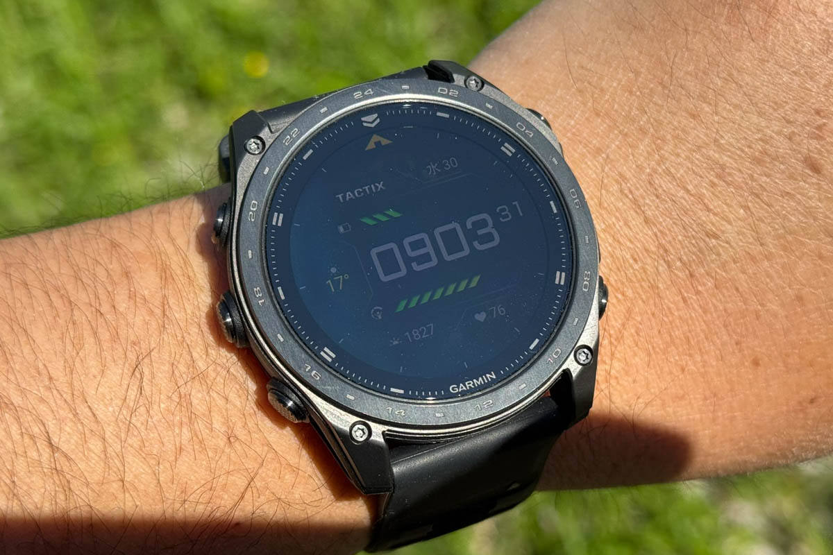 晴天下でのtactix 8。さすがに直射日光下では少し分が悪いです。ただ、写真で見るよりも肉眼ではもう少し見えている印象です