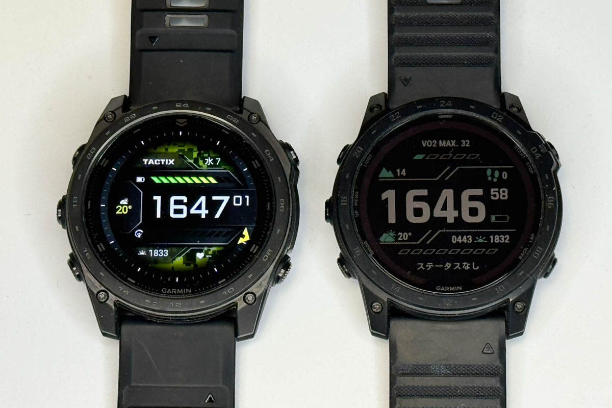 屋内でのtactix 8(左)とtactix 7。室内光があればtactix 7でも十分視認性は高いですが、AMOLEDはその上を行っている感じです