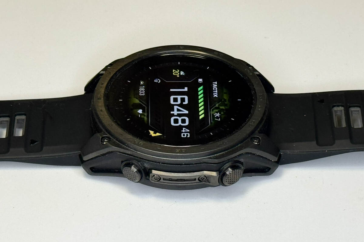 デザインはおおよそ前モデルを踏襲していますが、微妙に変更されていて、前モデル用のプロテクターなどは使えませんでした